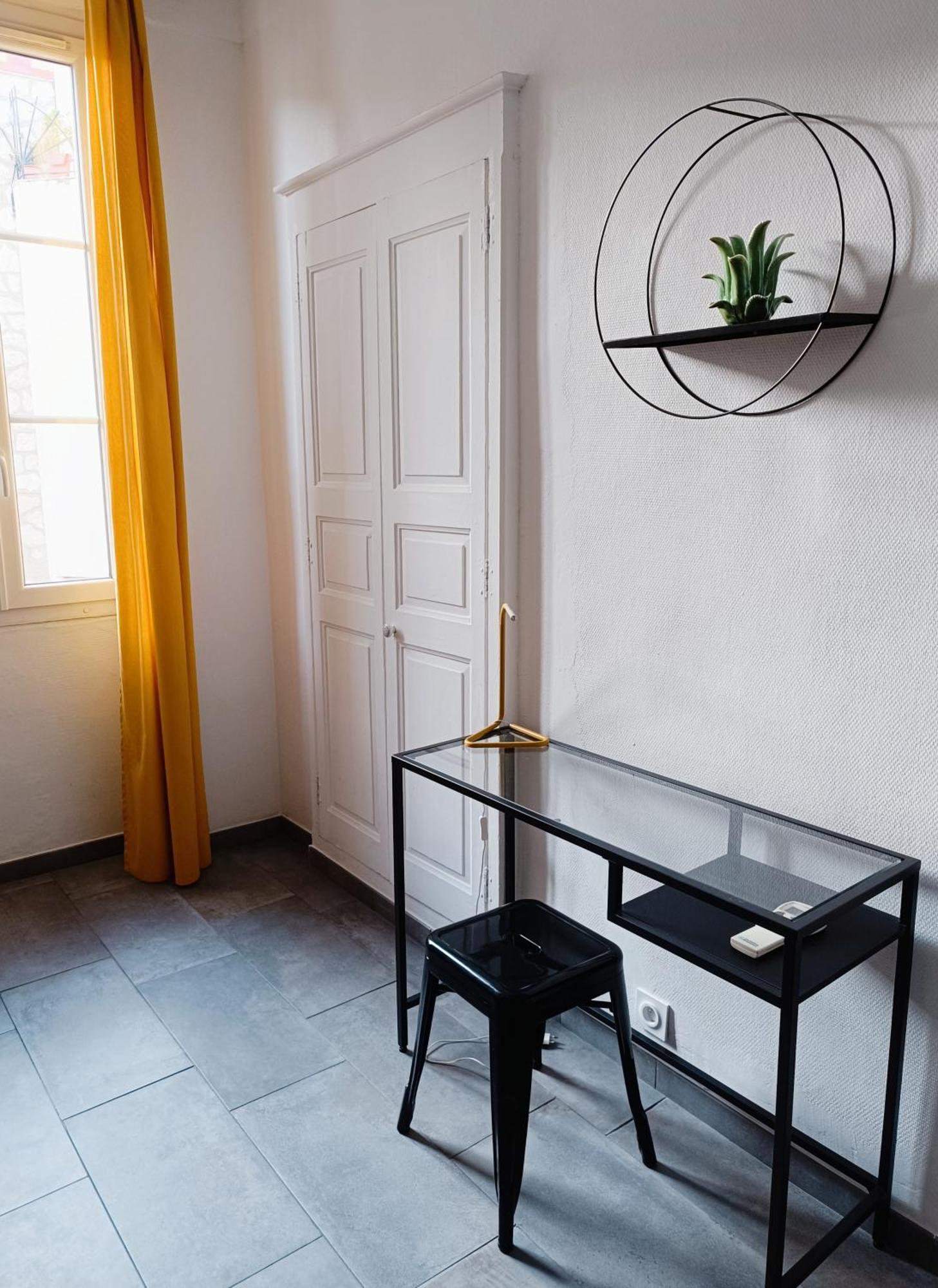 Apartment Grand 2 Pieces Renove Climatise, Vieil Antibes, Proche Port Antibes